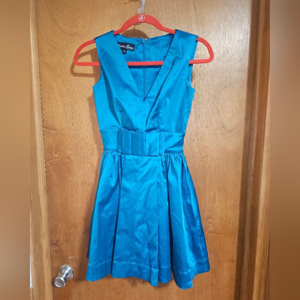 Candice Guinn Elegant Blue Sleeveless Dress